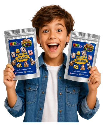 Menino sorrindo segurando dois saquinhos de Flexitos